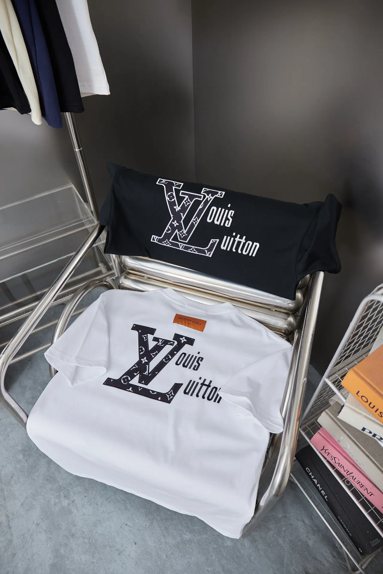 🅿️180 1V 25SS early spring new style Short sleeves with embroidered LV letters Light luxury Essential item for daily commuting for men and women Correct version Welcome to compare Detailed features · 320g 100% pure cotton double yarn jersey fabric · Custom dyed special thickening in the same vat 32 pieces double-strand 1X1 thread · Imported Tajima machine appliqué embroidery LV letter technology · Double needle stitching cross-stitch technology · Original main mark, washable tag, brand moisture-proof paper packaging Color: black/white Size: S/M/L/XL